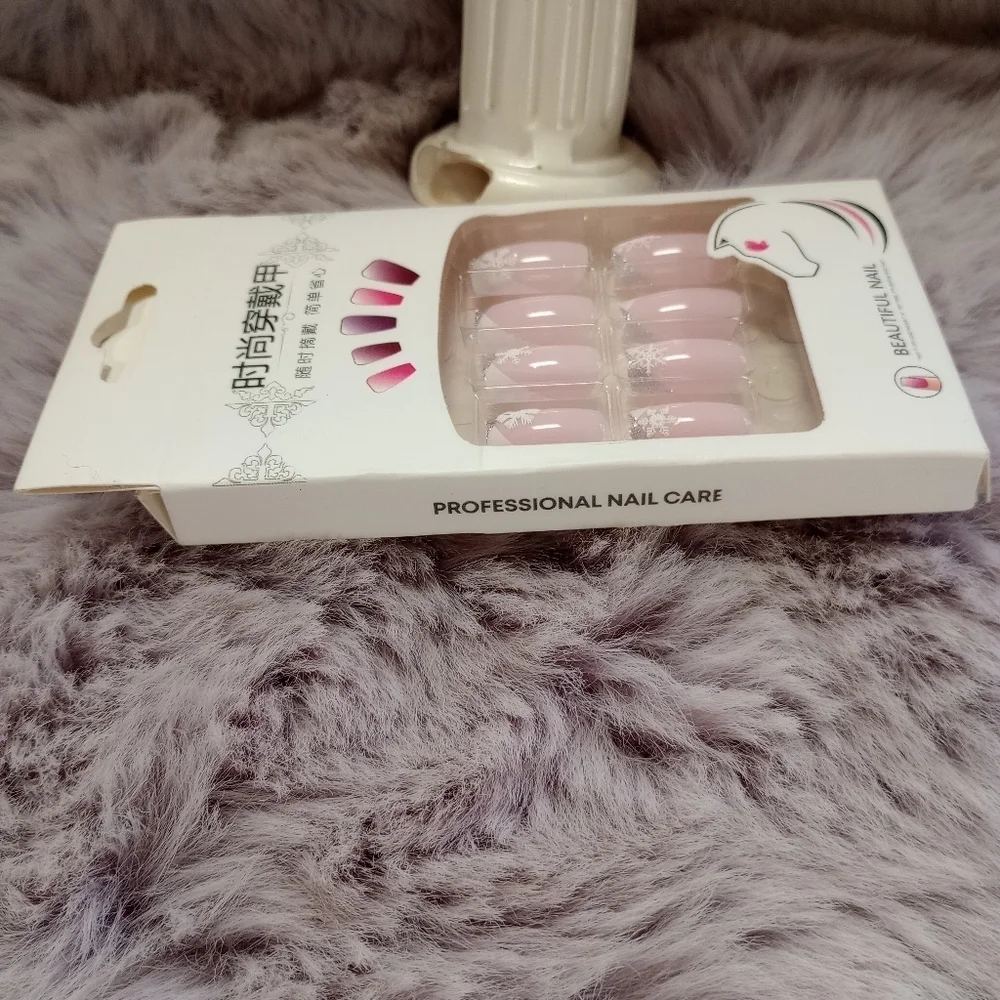 Beautiful Nails Medium Square Glitter Snowflake Fake Nails NWT